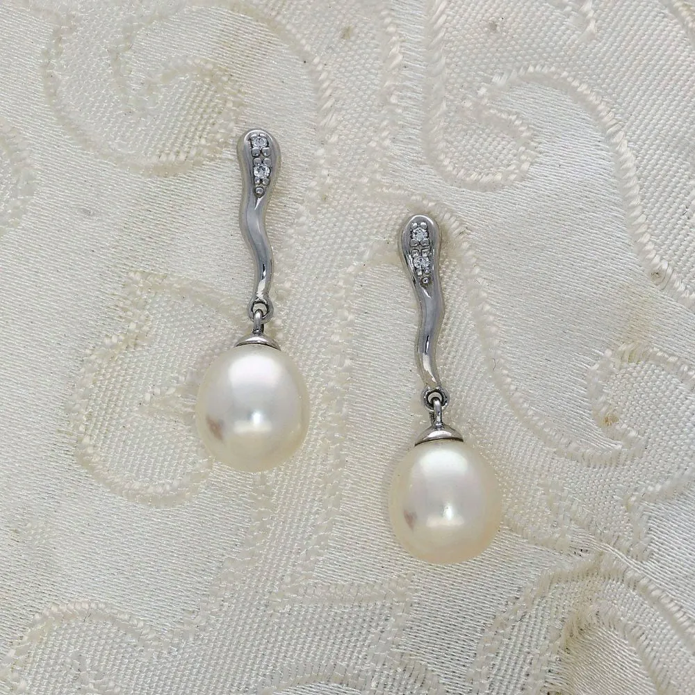 9ct White Gold Freshwater Pearl & Diamond Drop Earrings