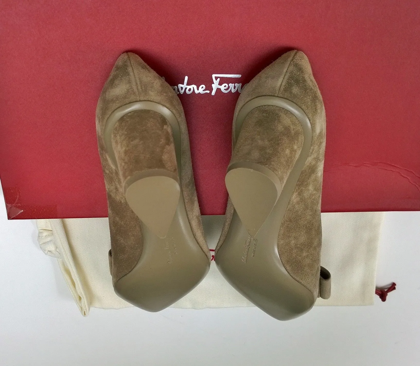 Ferragamo Viva Bay Leaf Khaki Suede 55 Heels B Width New in Box