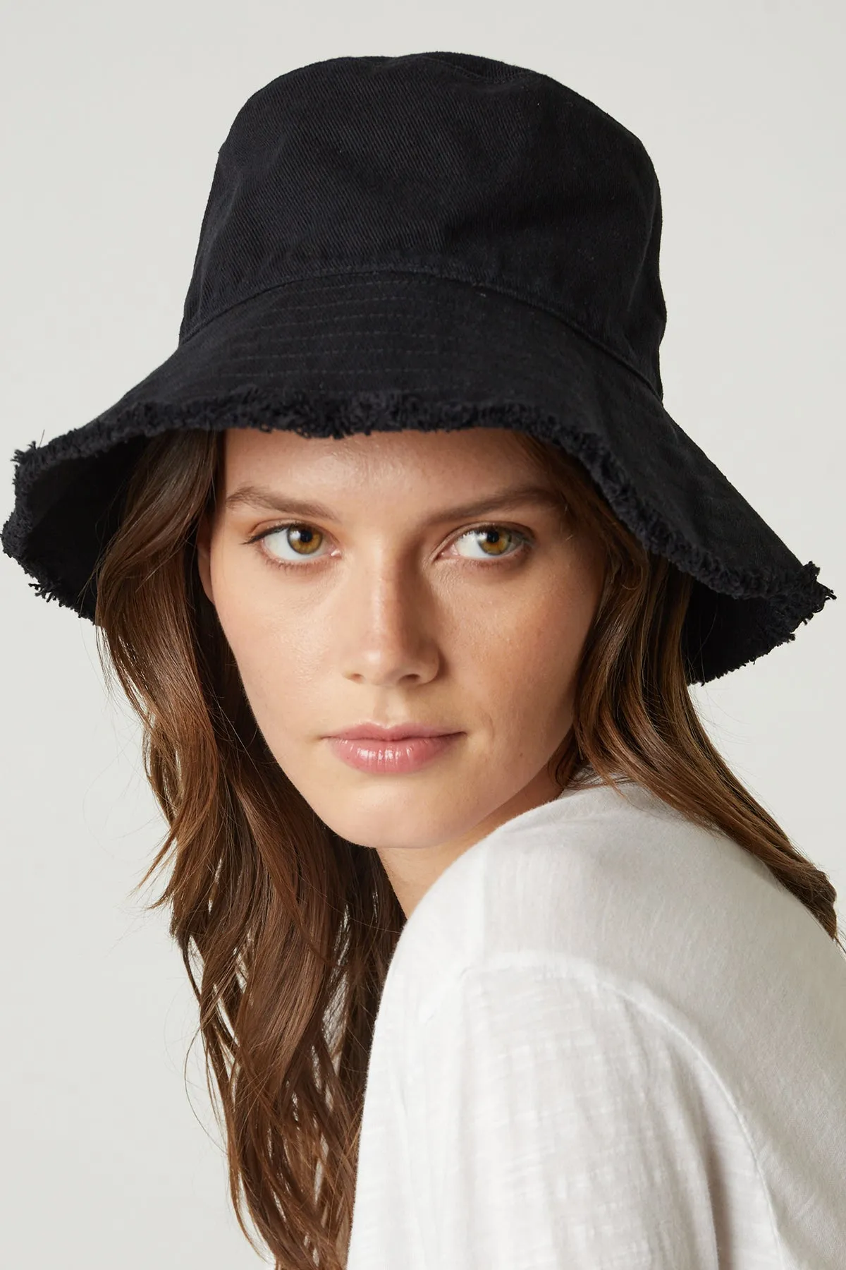 FRINGED BUCKET HAT